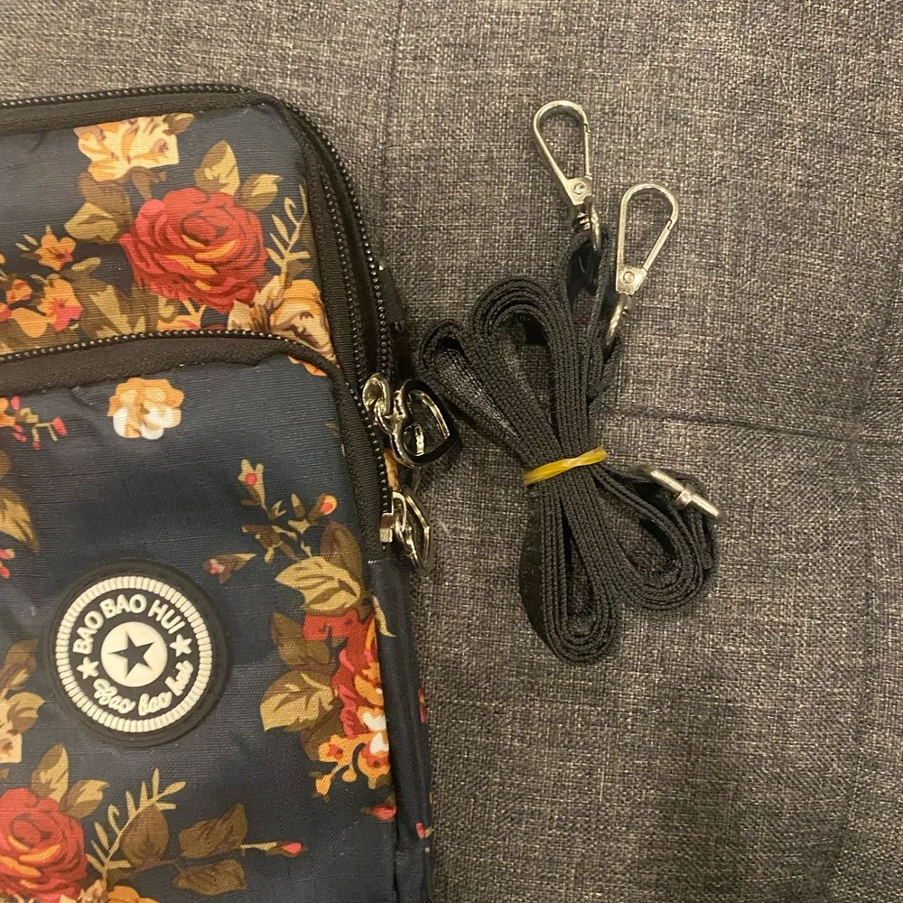 NWOT Bao Bao Hui Floral Crossbody Phone Hands Free Bag